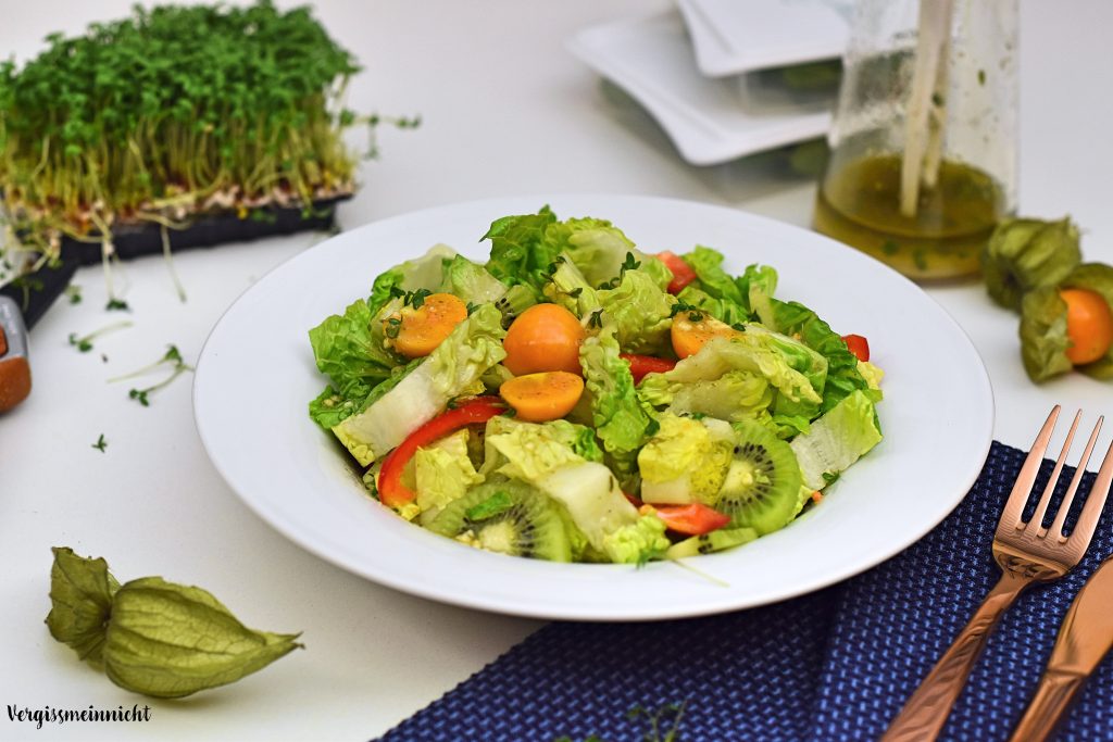 Fruchtiger Salat mit einem Kresse-Dressing - Vergissmeinnnicht