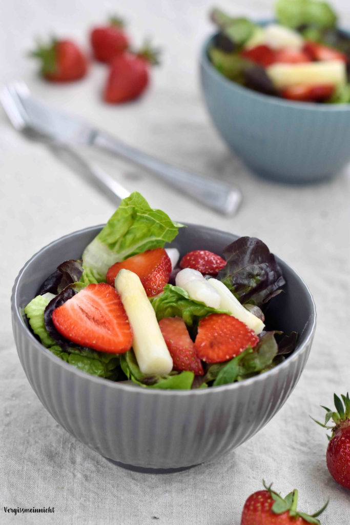 Spargel-Erdbeer-Salat mit einem intensiven Dressing