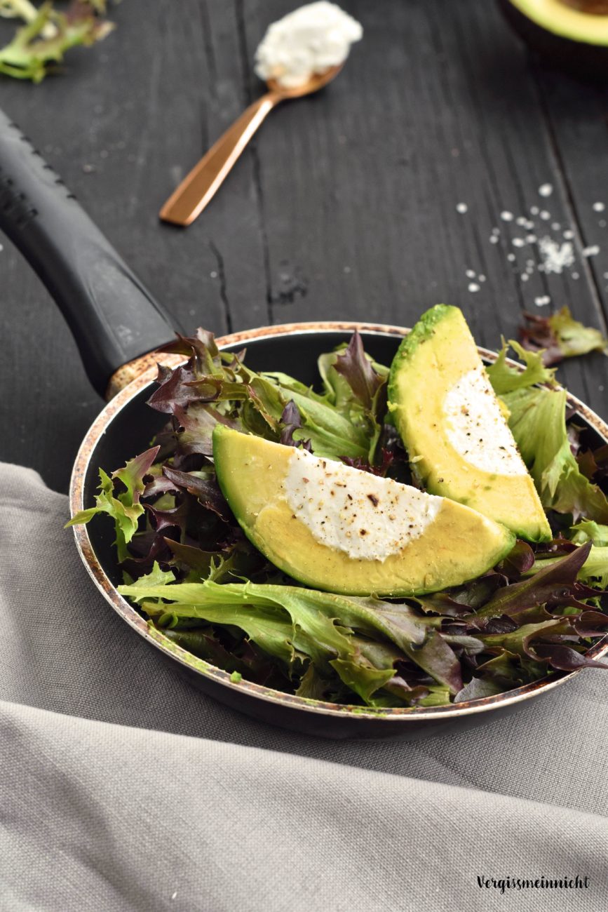 Avocado mit Ziegenkäse gefüllung 2 Vergissmeinnnicht