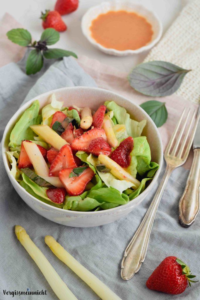 Spargel-Erdbeer-Salat mit einem intensiven Dressing
