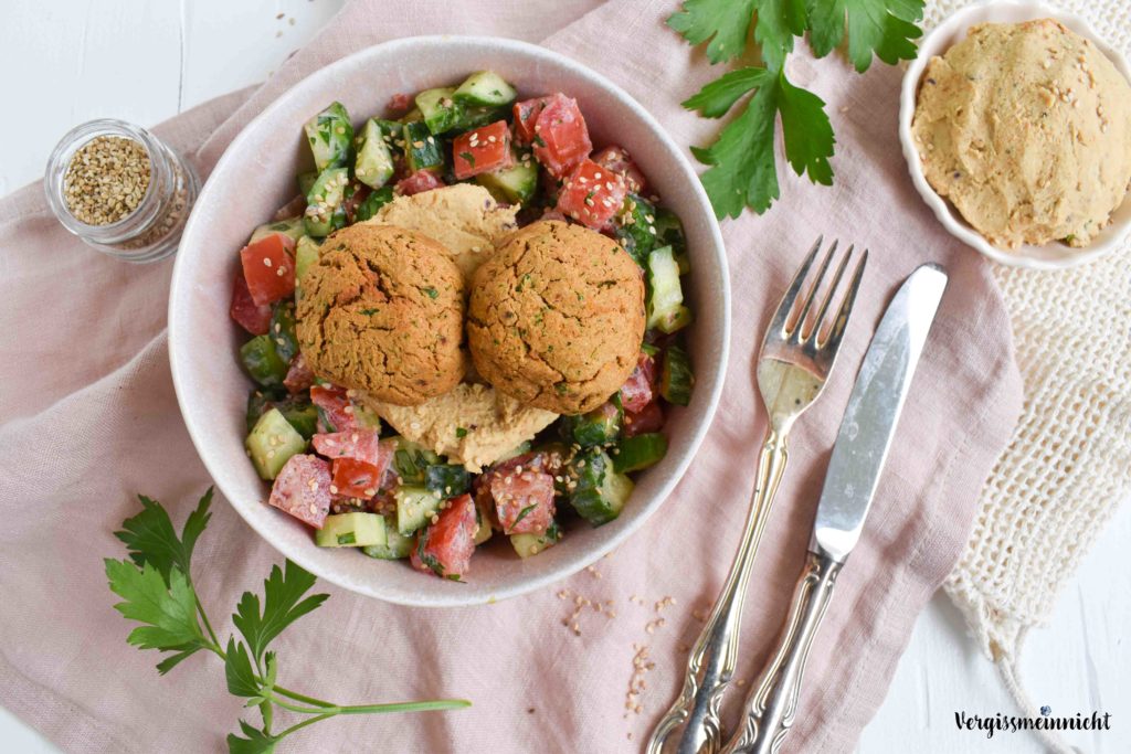 Falafel mit Hummus auf Salat - nicht frittiert - Vergissmeinnnicht