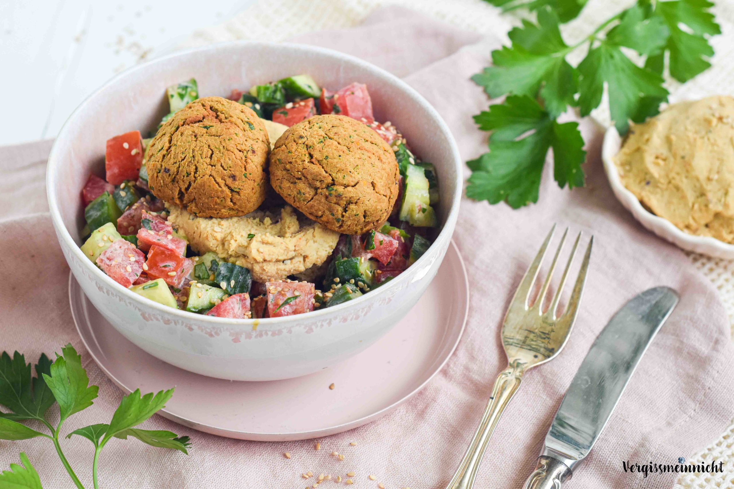 Falafel mit Hummus auf Salat - nicht frittiert - Vergissmeinnnicht