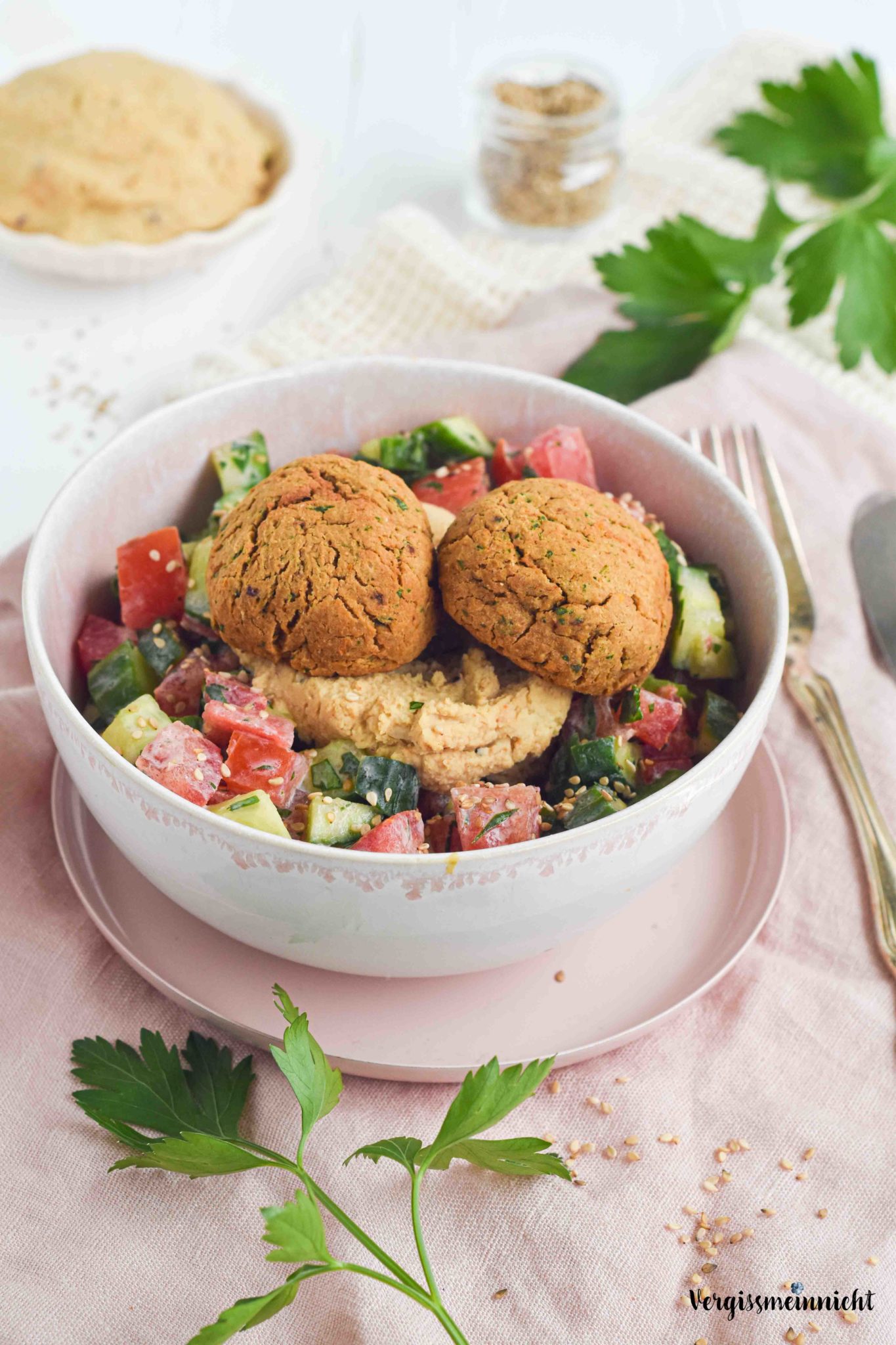 Falafel mit Hummus auf Salat - nicht frittiert - Vergissmeinnnicht