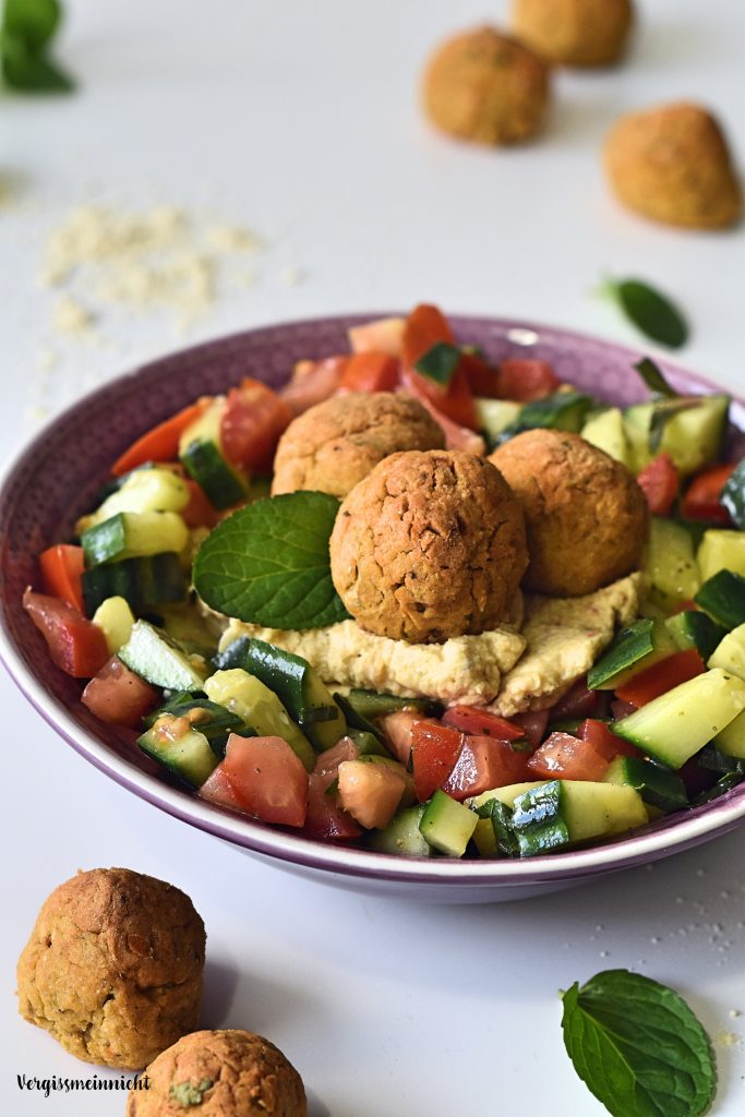 Falafel mit Hummus auf Salat - nicht frittiert - Vergissmeinnnicht