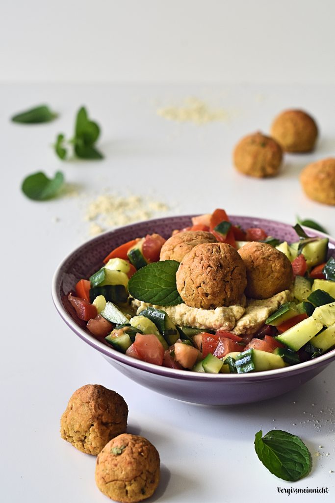 Falafel mit Hummus auf Salat - nicht frittiert - Vergissmeinnnicht