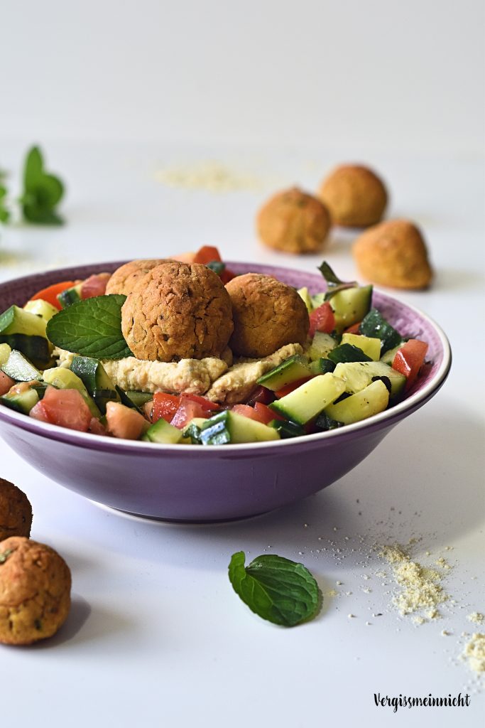 Falafel mit Hummus auf Salat - nicht frittiert - Vergissmeinnnicht