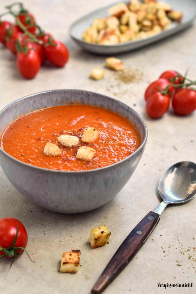 Tomatencremesuppe mit Kräutercroutons - Vergissmeinnnicht