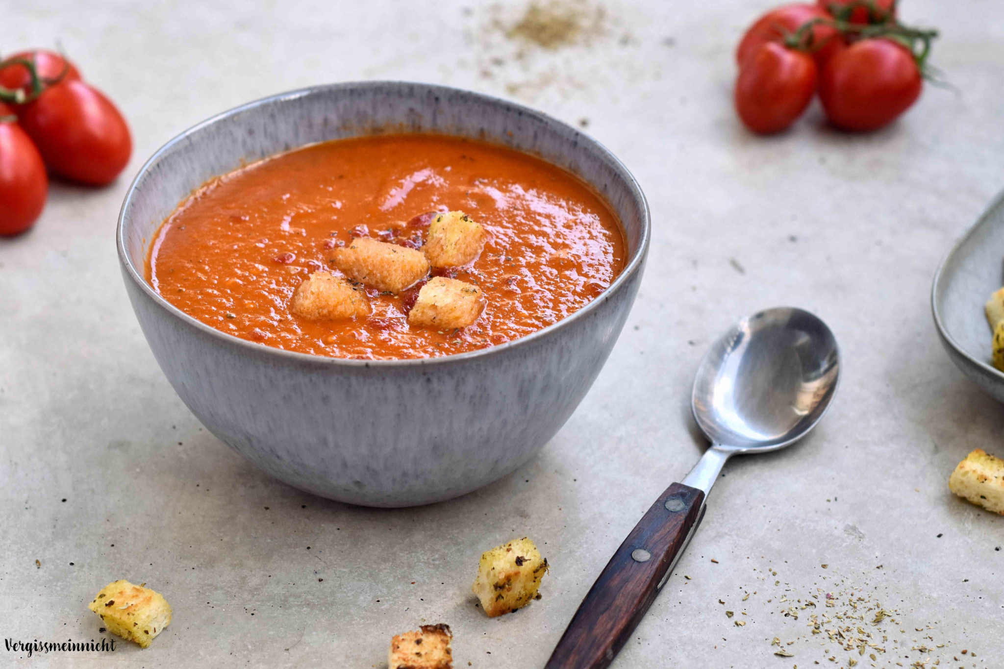 Tomatencremesuppe mit Kräutercroutons - Vergissmeinnnicht