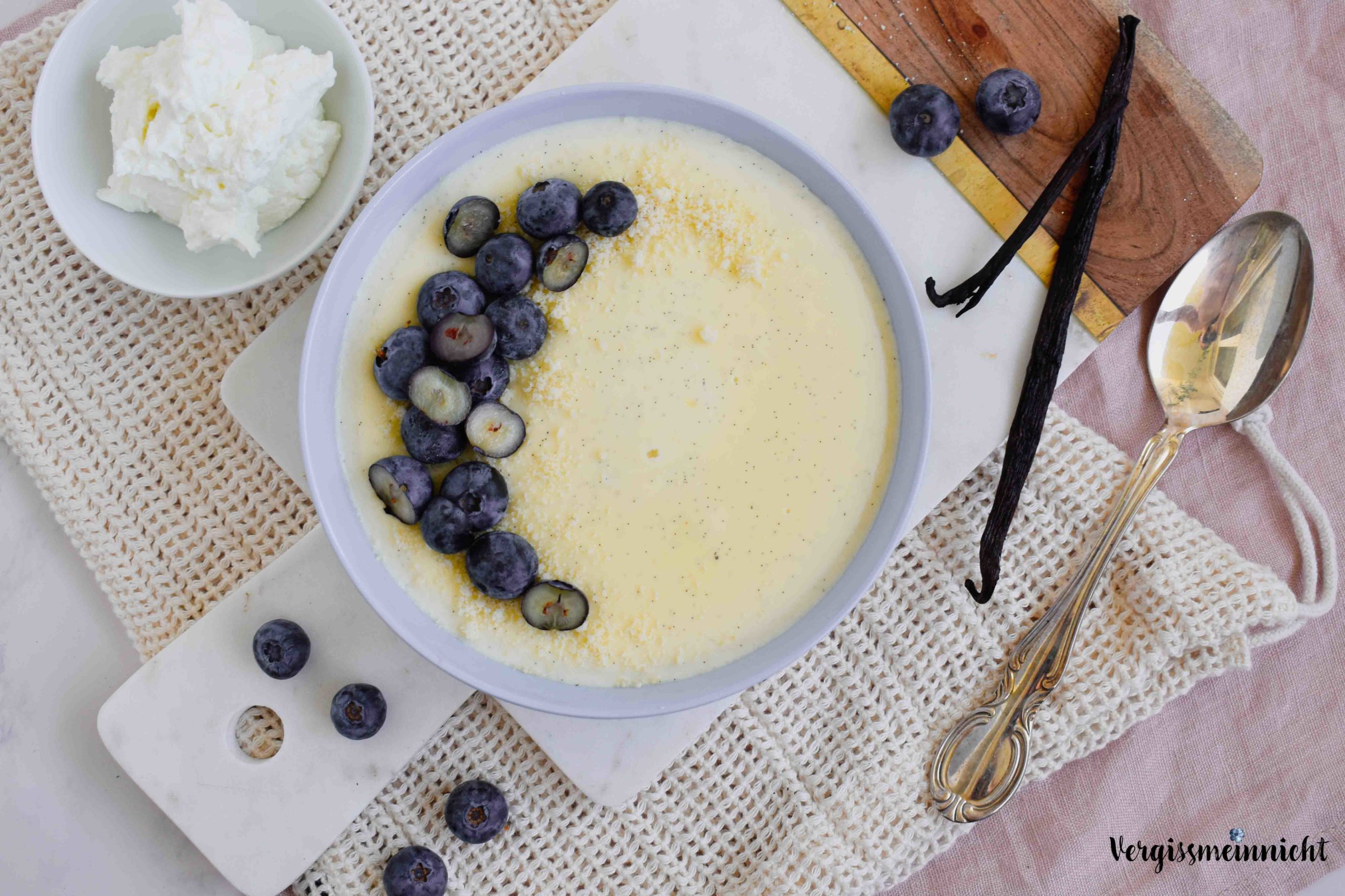 Vanille-Quark-Pudding mit Mandeln und Blaubeeren - Vergissmeinnnicht